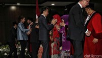 Ibas juga terlihat hadir dan memberikan ucapan selamat kepada Anwar Usman dan Saldi Isra.