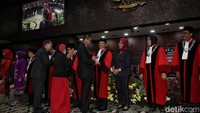 Sebelumnya Anwar Usman, yang juga adik ipar Jokowi kembali terpilih sebagai ketua MK masa jabatan 2023-2028. Adapun Saldi Isra tepilih sebagai Wakil Ketua MK pada waktu yang sama. Pemilihan dilakukan melalui pemungutan suara atau voting yang digelar tiga kali pada, Rabu (15/3) lalu. Pemungutan suara dihadiri oleh sembilan hakim konstitusi.