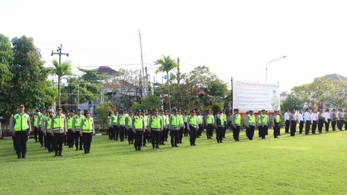 Apel personel Polresta Denpasar untuk pengamanan malam Pangrupukan serangkaian Hari Raya Nyepi Tahun Baru Caka 1945.