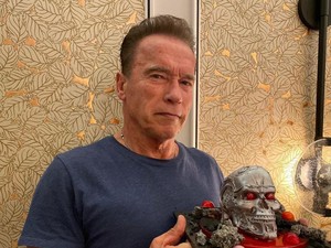 Melihat Aksi Arnold Schwarzenegger Ngaspal Jalanan