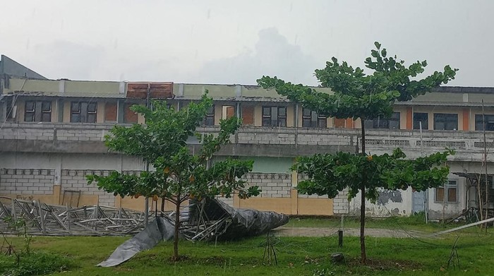 atap sekolah di Gresik ambruk diterjang angin kencang