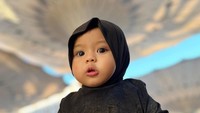 Atta Halilintar dan Aurel Hermansyah mengajak Ameena pergi umrah. Foto: instagram