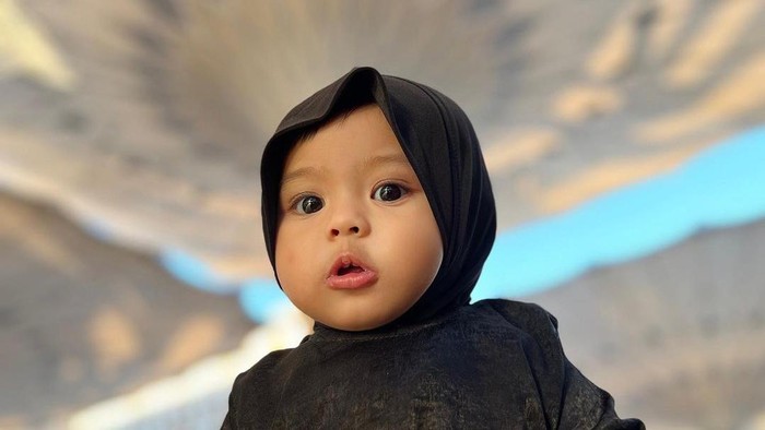 atta halilintar Gaya gemas Ameena saat umrah.