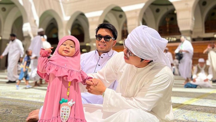 atta halilintar Gaya gemas Ameena saat umrah.