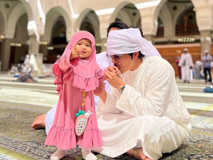 Gaya gemas Ameena saat umrah.