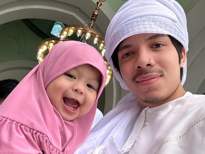 atta halilintar Gaya gemas Ameena saat umrah.
