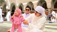 Gaya Ameena berhijab bikin semu amata tertuju padanya. Foto: instagram