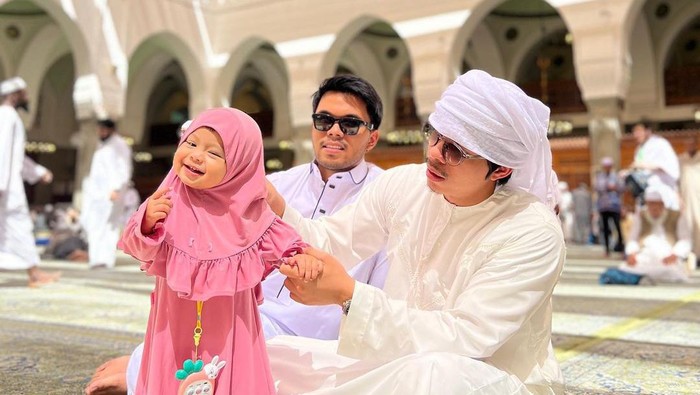 atta halilintar Gaya gemas Ameena saat umrah.