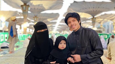 Gemas No Debat! 7 Gaya Ameena Berhijab saat Umrah