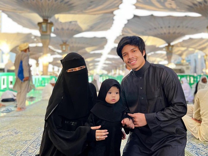 Gaya gemas Ameena saat umrah.
