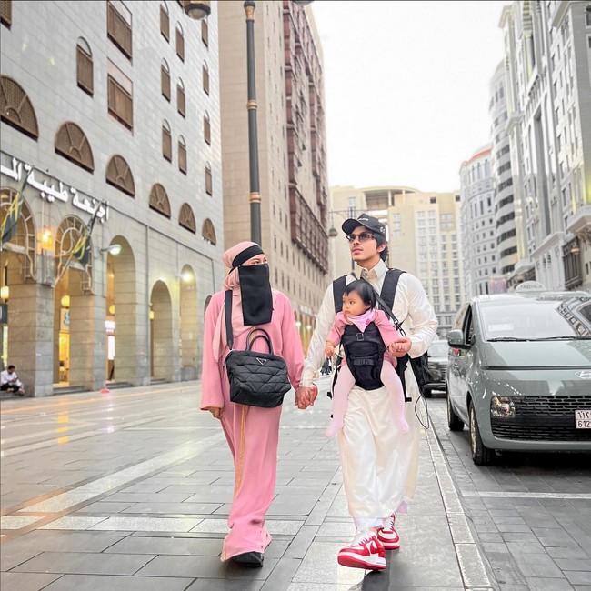 Tak hanya hitam, Aurel Hermansyah juga memakai busana muslim bernuansa cerah saat umrah. Jalan-jalan di sekitar kompleks Masjid Nabawi, putri sulung Anang dan Krisdayanti ini mengenakan gamis warna pink pastel dllengkapi cadar hitam. Foto: Instagram/@aurelie.hermansyah