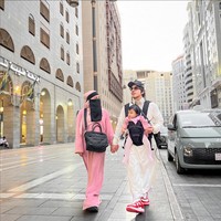 Tak hanya hitam, Aurel Hermansyah juga memakai busana muslim bernuansa cerah saat umrah. Jalan-jalan di sekitar kompleks Masjid Nabawi, putri sulung Anang dan Krisdayanti ini mengenakan gamis warna pink pastel dllengkapi cadar hitam. Foto: Instagram/@aurelie.hermansyah