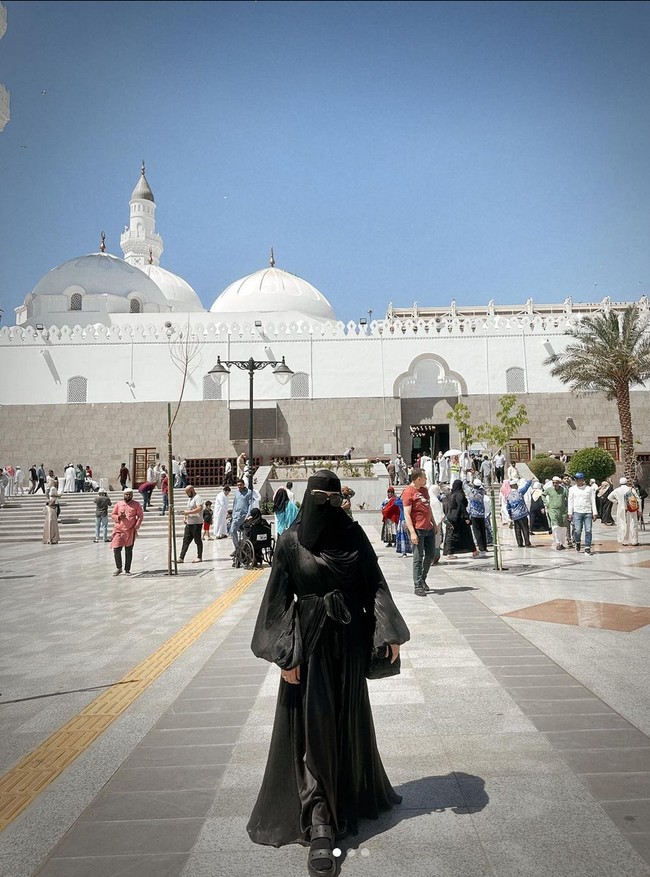 Aurel Hermansyah tampak memakai gamis yang dipadu jubah hitam saat mengunjungi Masjid Quba. Wanita 24 tahun ini juga mengenakan cadar plus kacamata hitam. Foto: Instagram/@aurelie.hermansyah