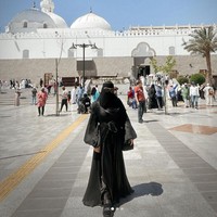 Aurel Hermansyah tampak memakai gamis yang dipadu jubah hitam saat mengunjungi Masjid Quba. Wanita 24 tahun ini juga mengenakan cadar plus kacamata hitam. Foto: Instagram/@aurelie.hermansyah