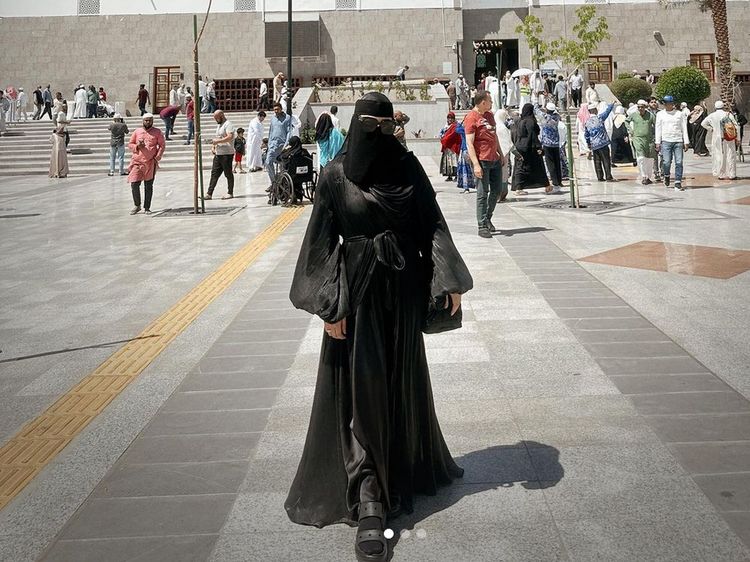 Foto: Gaya Aurel Hermansyah Pakai Cadar Saat Umrah, Dipuji dan Dikritik