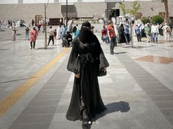 Foto: Gaya Aurel Hermansyah Pakai Cadar Saat Umrah, Dipuji dan Dikritik