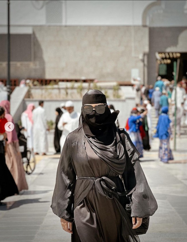 Penampilannya kali ini menuai kritik dari sejumlah netizen. Banyak yang menganggap cara berbusananya tidak tepat. Saat memakai cadar, seharusnya baju yang dikenakannya menutup dada. Foto: Instagram/@aurelie.hermansyah