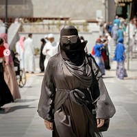 Penampilannya kali ini menuai kritik dari sejumlah netizen. Banyak yang menganggap cara berbusananya tidak tepat. Saat memakai cadar, seharusnya baju yang dikenakannya menutup dada. Foto: Instagram/@aurelie.hermansyah