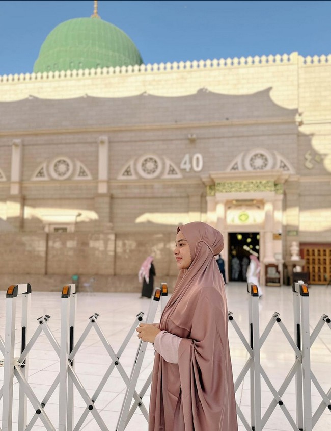 Pada momen lainnya Aurel Hermansyah tampak melepas cadar. Dia memakai mukena satin berwarna cokelat. Wajahnya tampak cantik dan segar meskipun tanpa  makeup. Foto: Instagram/@aurelie.hermansyah