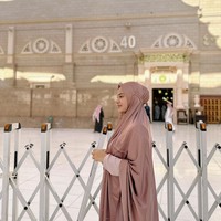 Pada momen lainnya Aurel Hermansyah tampak melepas cadar. Dia memakai mukena satin berwarna cokelat. Wajahnya tampak cantik dan segar meskipun tanpa  makeup. Foto: Instagram/@aurelie.hermansyah