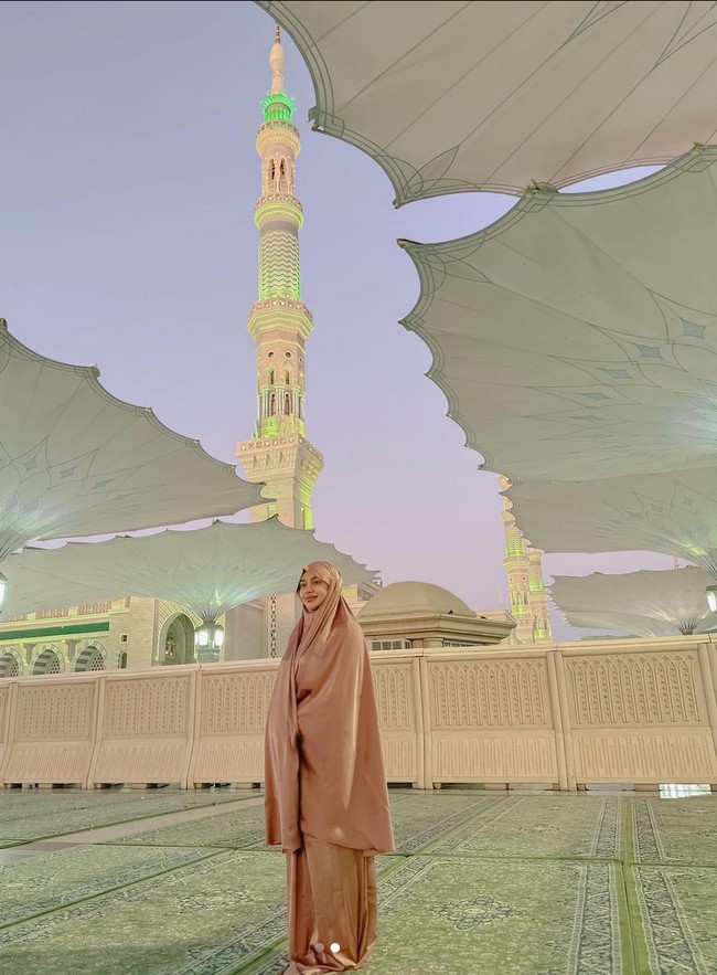 Berpose di Masjid Nabawi setelah salat Subuh, penampilan Aurel Hermansyah dipuji netizen. “Demi apapun mamanur cantik no makeup, bener² natural cantiknya luar dalem,” puji salah satu netizen. Foto: Instagram/@aurelie.hermansyah