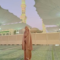Berpose di Masjid Nabawi setelah salat Subuh, penampilan Aurel Hermansyah dipuji netizen. “Demi apapun mamanur cantik no makeup, bener² natural cantiknya luar dalem,” puji salah satu netizen. Foto: Instagram/@aurelie.hermansyah
