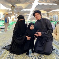 Beribadah di Masjid Nabawi, Madinah, Aurel Hermansyah memakai busana hitam-hitam. Ia tampak mengenakan cadar yang menutupi wajahnya. Anak Anang Hermansyah ini pun tampil kompak dengan suami dan putrinya yang juga berbusana hitam. Foto: Instagram/@aurelie.hermansyah