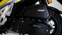 Kemudian dari sektor dapur pacunya yang disebut “Hybrid Assist”. Jadi melalui “Smart Motor Generator”, VADV150 bisa mendapat bantuan akselerasi hingga 50 km/jam. Di atas kertas lewat mesin 149 cc empat katup SOHC satu silinder, berpendingin cairan, VADV150 bisa memuntahkan tenaga mencapai 16,22 hp dengan bantuan sistem Hybrid Assist dan torsi maksimum 14,6 Nm. Foto: Aveta