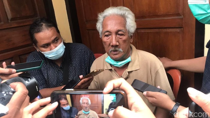 Ayah A korban mutilasi di wisma Jakal Sleman, Heri Prasetyo (64)  saat ditemui wartawan di rumah duka, Kota Jogja, Senin (20/3/2023).