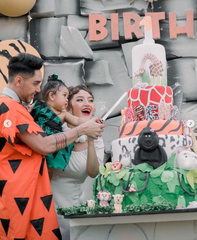 Untuk perayaan ulang tahun pertama putri tercintanya, wanita yang akrab disapa Sibad dan suaminya itu memilih tema karakter kartun Flinstone. Sesuai dengan tema yang dipilih, kue ulang tahunnya itu tampak unik dengan terdiri dari 4 tingkat dan dihiasi dengan beragam miniatur hewan-hewan, seperti zebra, jerapah, king kong, dan sebagainya. Foto: Instagram/@krisjianabah