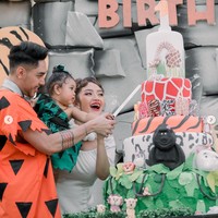 Untuk perayaan ulang tahun pertama putri tercintanya, wanita yang akrab disapa Sibad dan suaminya itu memilih tema karakter kartun Flinstone. Sesuai dengan tema yang dipilih, kue ulang tahunnya itu tampak unik dengan terdiri dari 4 tingkat dan dihiasi dengan beragam miniatur hewan-hewan, seperti zebra, jerapah, king kong, dan sebagainya. Foto: Instagram/@krisjianabah