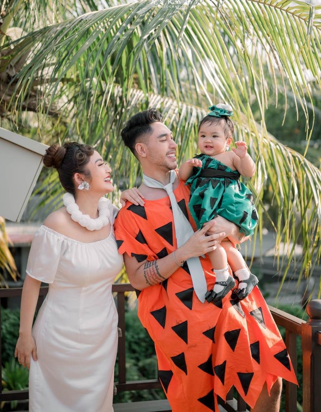 Sibad bersama suami dan anaknya juga terlihat kompak mengenakan kostum bertema Flinstone. Cosplay menjadi keluarga Flinstone, penampilan ketiganya sukses mencuri atensi. Foto: Instagram/@krisjianabah