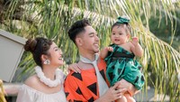 8 Foto Ultah Anak Siti Badriah, Bikin Gemas Cosplay Jadi Keluarga Flinstone
