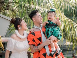 8 Foto Ultah Anak Siti Badriah, Bikin Gemas Cosplay Jadi Keluarga Flinstone