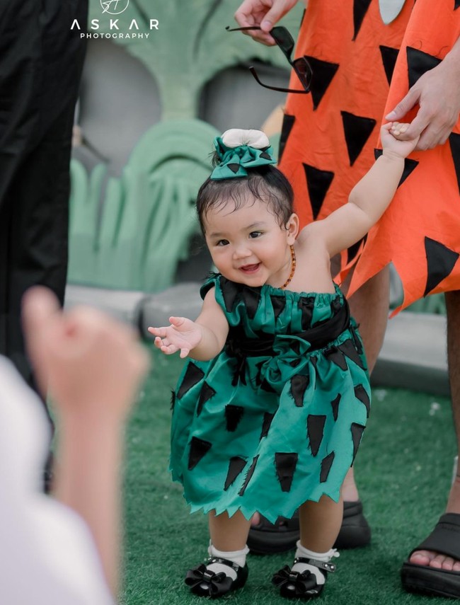 Yang paling mencuri perhatian dan berhasil membuat banyak netizen gemas ialah baby Xarena. Cosplay mengenakan gaun hijau one shoulder dipadukan dengan pita rambut berwarna senada, putri keci Sibad dan Krisjiana itu tampak begitu imut. Foto: Instagram/@krisjianabah