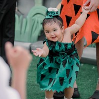 Yang paling mencuri perhatian dan berhasil membuat banyak netizen gemas ialah baby Xarena. Cosplay mengenakan gaun hijau one shoulder dipadukan dengan pita rambut berwarna senada, putri keci Sibad dan Krisjiana itu tampak begitu imut. Foto: Instagram/@krisjianabah