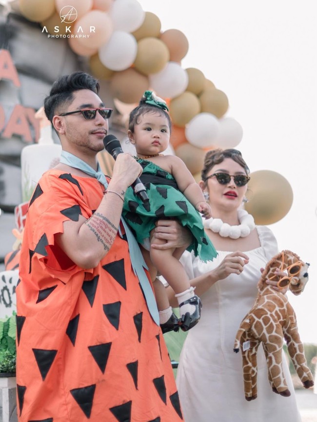 Krisjiana dan Sibad juga tampak menemani sang anak selama acara. Digendong sang ayah, baby Xarena tampak begitu menggemaskan dengan pipi tembamnnya. Foto: Instagram/@krisjianabah