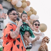 Krisjiana dan Sibad juga tampak menemani sang anak selama acara. Digendong sang ayah, baby Xarena tampak begitu menggemaskan dengan pipi tembamnnya. Foto: Instagram/@krisjianabah