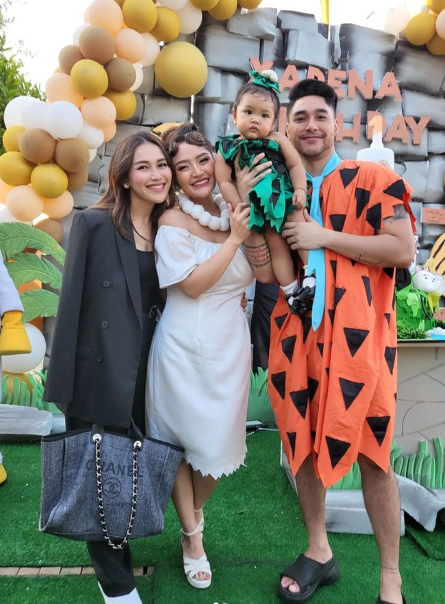 Perayaan ulang tahun baby Xarena juga tampak dihadiri oleh beberapa rekan artis, salah satunya Ayu Ting Ting. Ayu juga tampak berpose bersama Sibad beserta suami dan anaknya yang berulang tahun. Foto: Instagram/@ayutingting92
