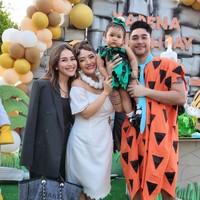 Perayaan ulang tahun baby Xarena juga tampak dihadiri oleh beberapa rekan artis, salah satunya Ayu Ting Ting. Ayu juga tampak berpose bersama Sibad beserta suami dan anaknya yang berulang tahun. Foto: Instagram/@ayutingting92