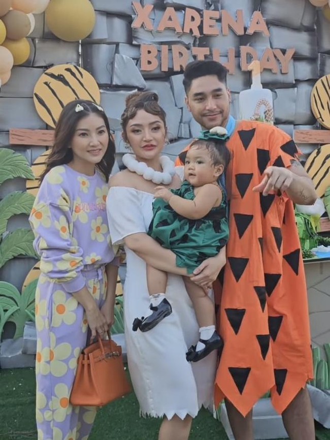 Perayaan ulang tahun anak Siti Badriah itu diketahui digelar secara outdoor di sebuah restoran di Ancol. Selain Ayu, tampak Sarwendah yang hadir juga ikut berfoto bersama.Foto: Instagram/@sarwendah29