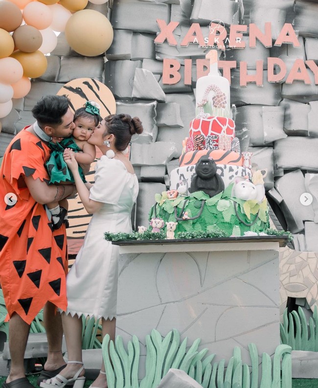 Tepat pada 18 Maret baby Xarena anak pedangdut Siti Badriah dan Krisjiana Baharudin resmi berulang tahun yang pertama. Momen perayaan ulang tahun sang anak tampak dibagikan oleh Krisjiana dan Siti Badriah ke akun Instagram pribadi mereka. Foto: Instagram/@krisjianabah