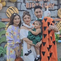 Perayaan ulang tahun anak Siti Badriah itu diketahui digelar secara outdoor di sebuah restoran di Ancol. Selain Ayu, tampak Sarwendah yang hadir juga ikut berfoto bersama.Foto: Instagram/@sarwendah29