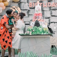 Tepat pada 18 Maret baby Xarena anak pedangdut Siti Badriah dan Krisjiana Baharudin resmi berulang tahun yang pertama. Momen perayaan ulang tahun sang anak tampak dibagikan oleh Krisjiana dan Siti Badriah ke akun Instagram pribadi mereka. Foto: Instagram/@krisjianabah