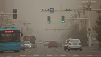 Kota Zhangye, China kini tengah diterjang badai pasir.  