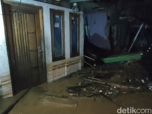 Korban Banjir di Cianjur Diungsikan ke Tenda Umum