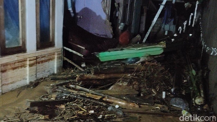 Banjir di Kampung Gununglanjung, Desa Cijedil, Kecamatan Cugenang, Cianjur, Senin (20/3/2023).