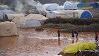 Di kamp pengungsian ini, ribuan orang berlindung setelah melarikan diri dari perang yang dipaksakan oleh rezim Bashar al-Assad Suriah dan sekutu Rusianya.  