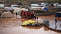 Hujan yang tak henti-hentinya telah menggenangi 574 tenda pengungsi Suriah di desa-desa sekitar Idlib dekat perbatasan Turki.   