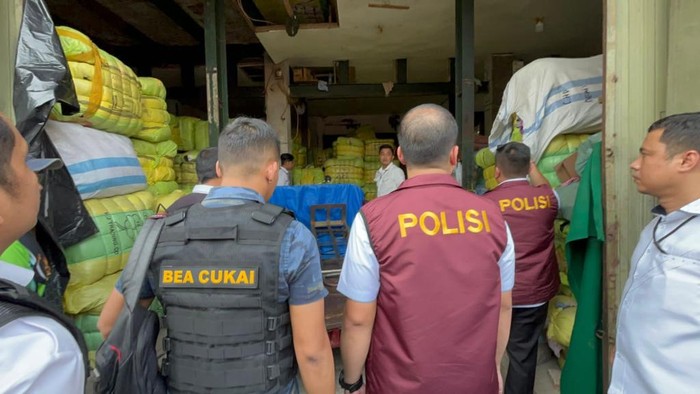 Bareskrim Polri menggerebek gudang pakaian bekas di Senen dan Kramat, Jakarta Pusat